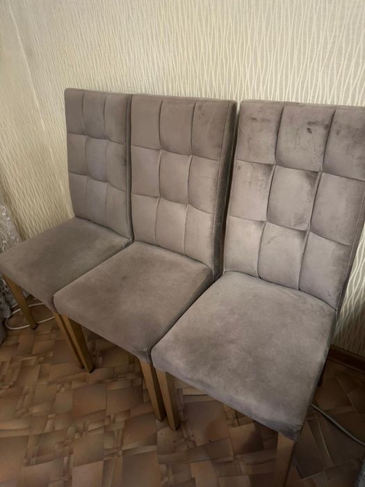 Продам 4  серых стула