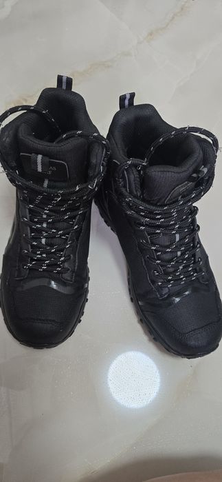 Продам Ботинки зимние