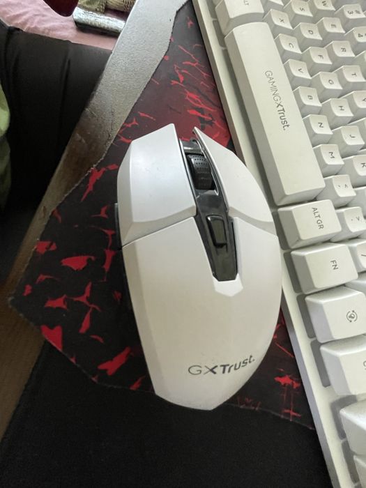 Продавам гейминг клавятура и мишка и малспад купени са от магазин