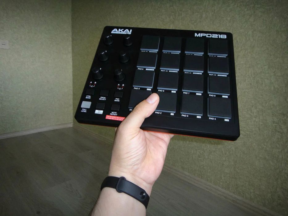 AKAI MPD218 MIDI контроллер (как новый)