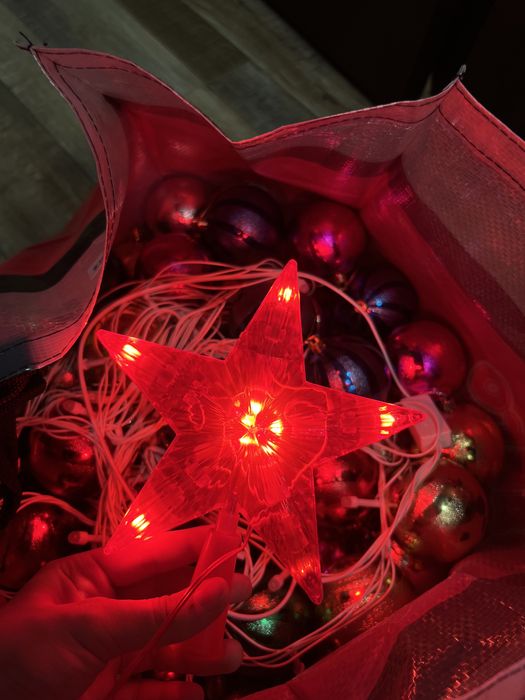 Новогодняя ёлка с игрушками, мишурами, гирляндами и звездой