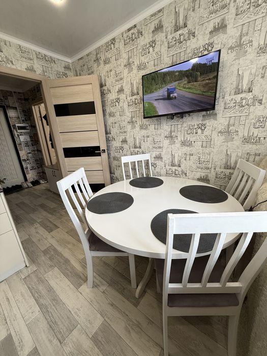 Продам стол со стульями срочно!