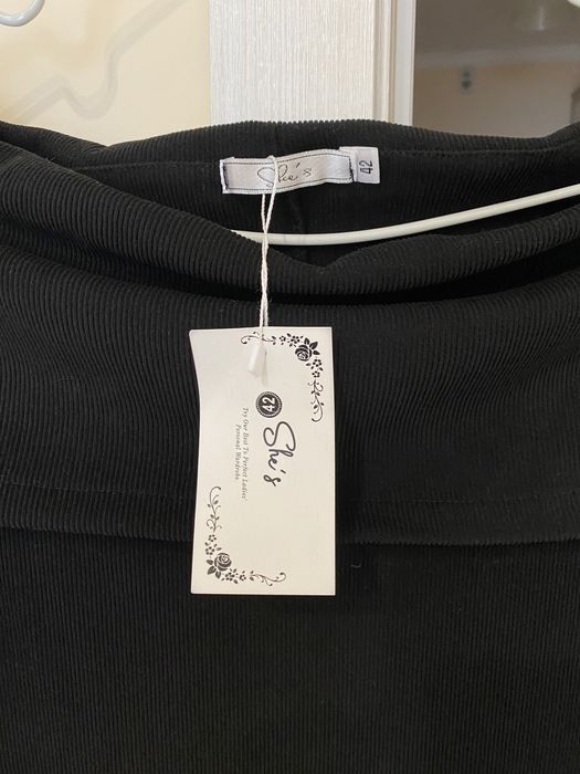 Платье с открытыми плечами