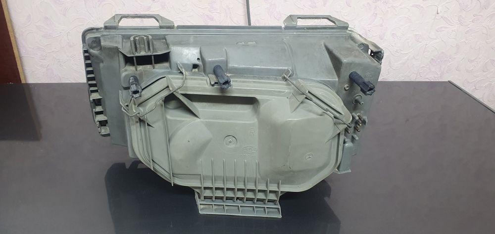 Фара на 124 Mercedes-Benz