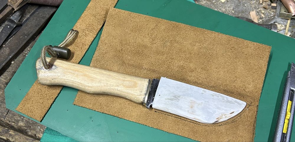 Cutit forjat cu teaca!