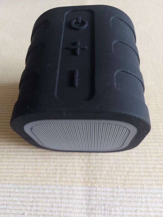 Vând boxă bluetooth cu lumini ambientale