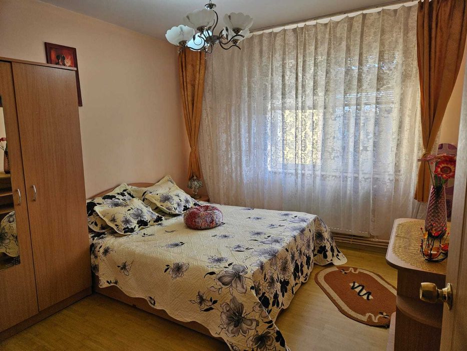 PROPRIETAR, inchiriez ap 2 camere central, Calea Bucuresti, 5 minute pe jos fata de centrul orasului