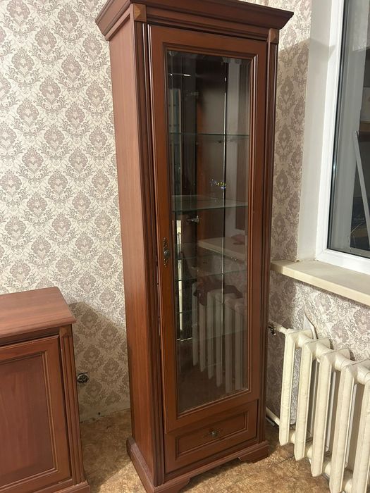 Шкаф витрина для гостиной