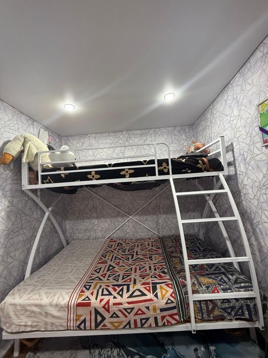 Двуярусная кровать, металлическая.