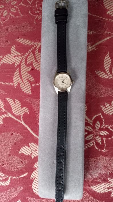 Ceas Caravelle by Bulova Suisse made Vintage Mecanism Analog  Alb Argintiu Water Resistant 30 ATM  Curea  Cutie Perfecta  Stare 399 Lei Negociabil