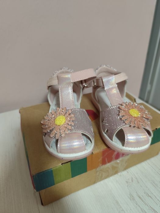 Продам сандалии для девочки