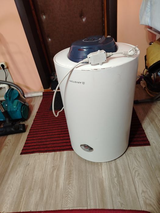 Продам водонагриватель "аристон"