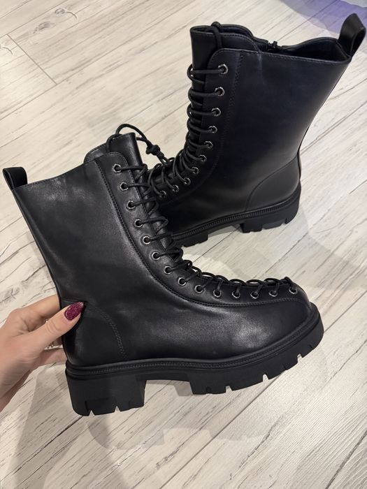 Чисто нови черни боти