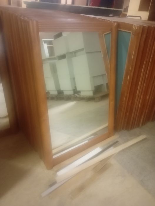 Огледало с дървена рамка