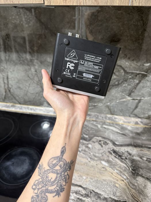 Звукавая карта BEHRINGER U-Phoria UM2