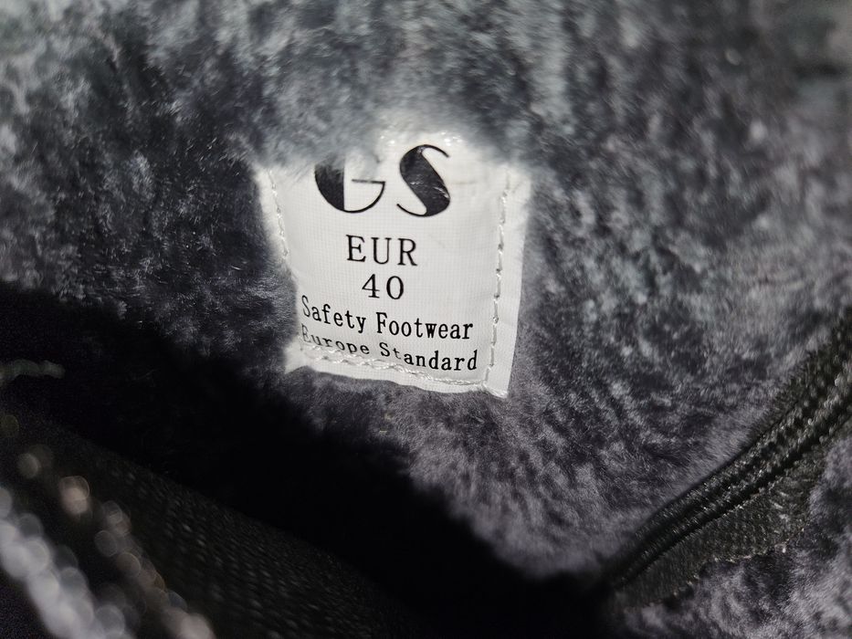 Продам хорошую зимнию спец обувь