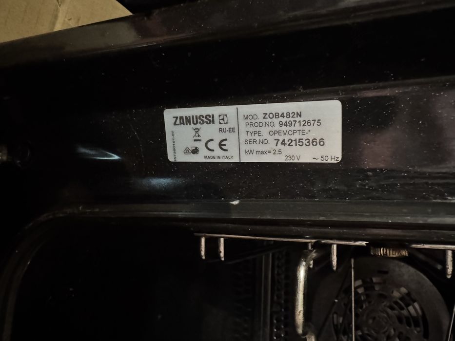 Cuptor electric încorporabil Zanussi ZOB482N, 2500W, fabricat în Italia – Stare perfectă