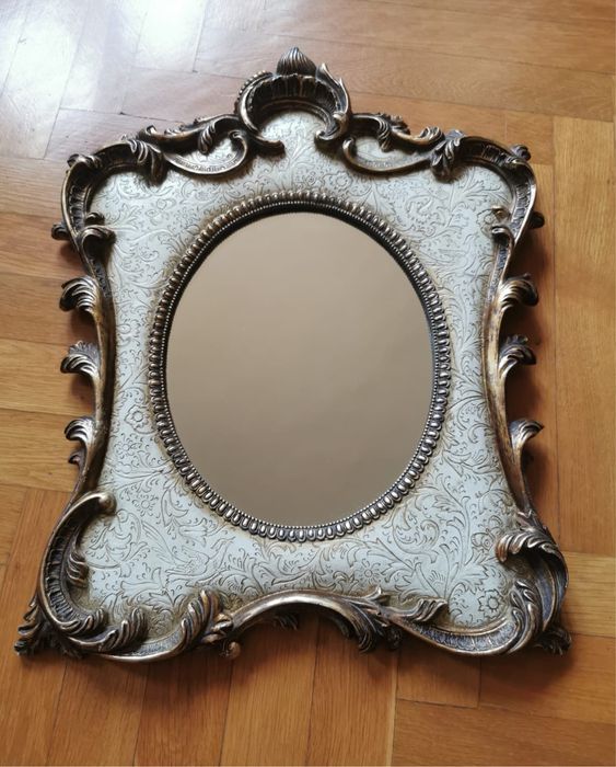 Огледало с височина 45 см и ширина 35 см супер стилно с гръб от плюш