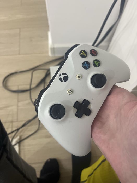 Продам или обменяю xbox one s 512