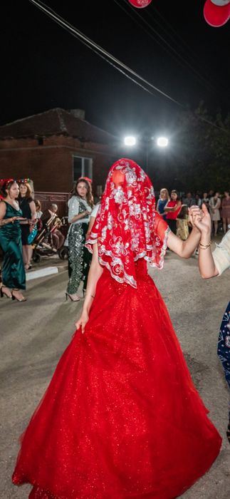 Булчинска червена рокля