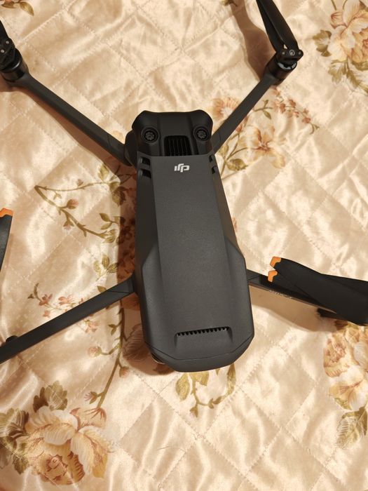 Дрон Mavic 3.В добро състояние  с дистанционно три батерии, зарядно и чачнта