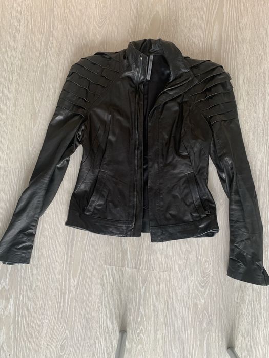 Продаю женскую кожанную куртку