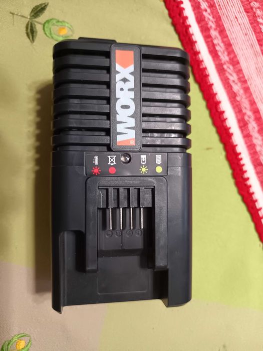 Зарядно за батерия WORX