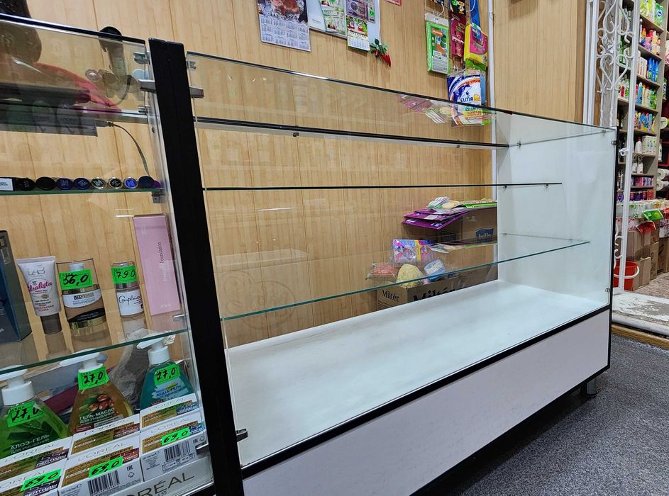 Продаются б/у шкафы, витрины-прилавки, полки для магазина.