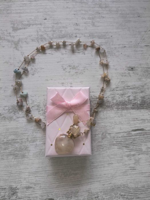 Дълго и нежно колие с камъни от природата