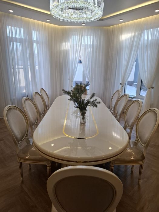 Продам стол со стульями для гостиной.