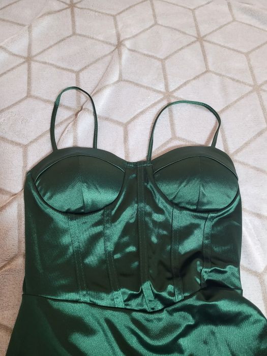 Vând rochie elegantă verde smarald