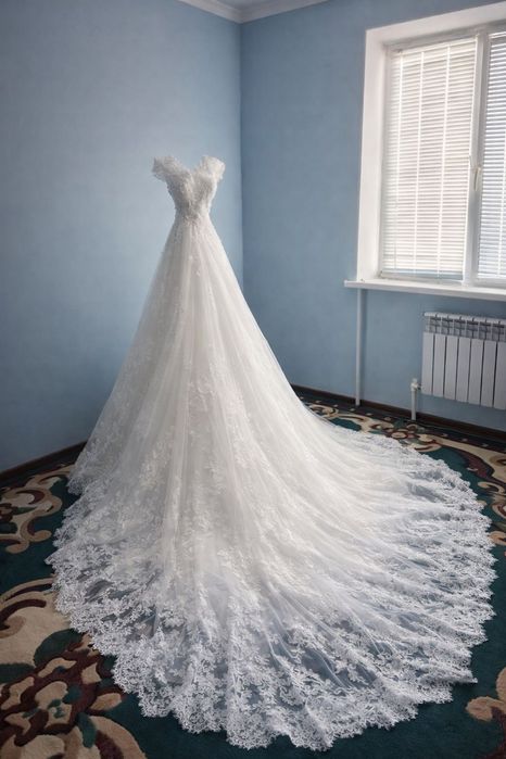Продам свадебное платье с длинным шлейфом