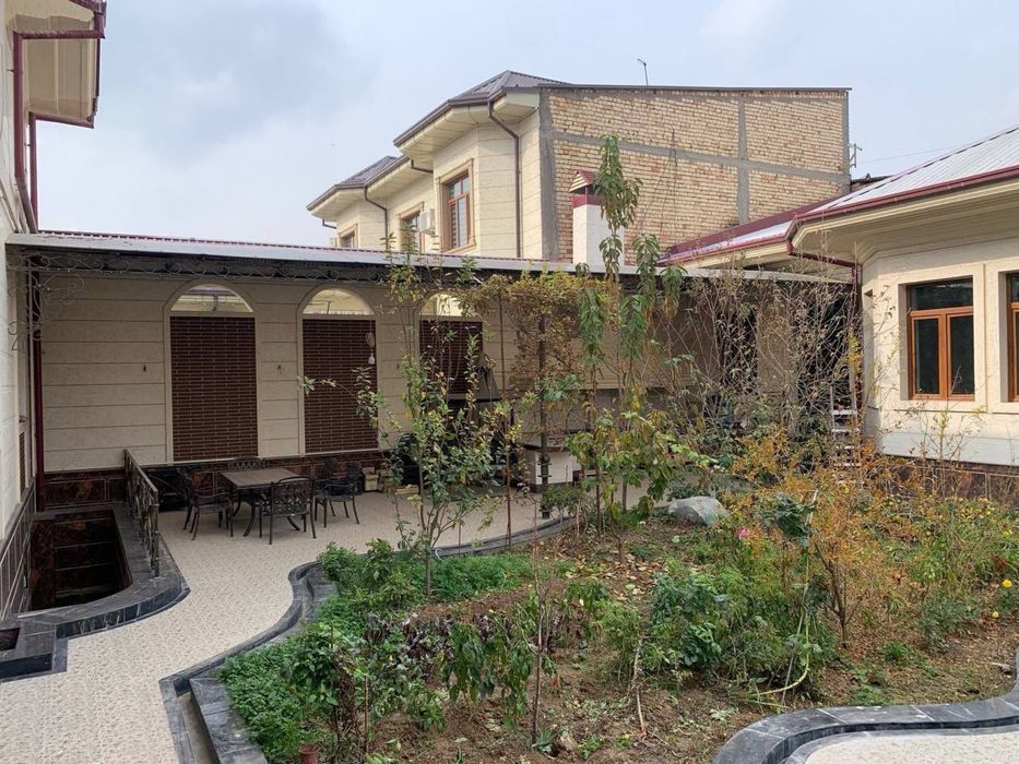 Шота Руставели Ракат 7 соток  Дом 400  кв,