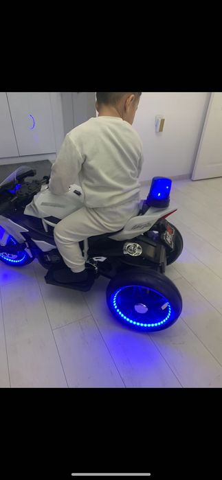 Детско акумолаторно моторче