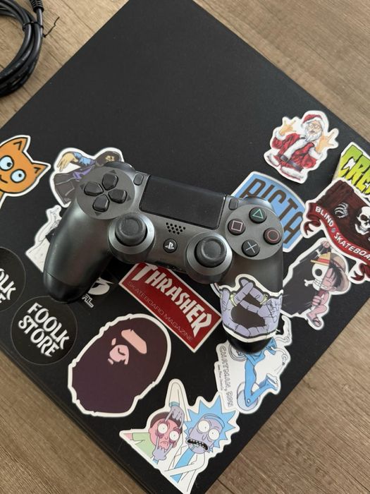 Playstation 4 PRO 1TB с един джойстик