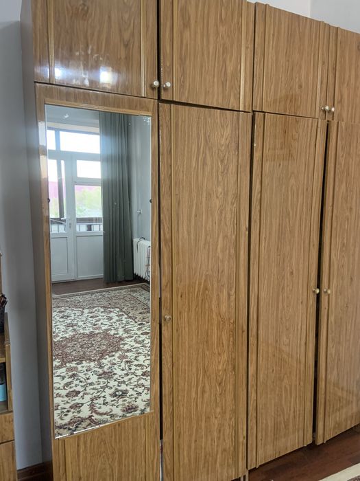 Продается шифоньер с тумбой