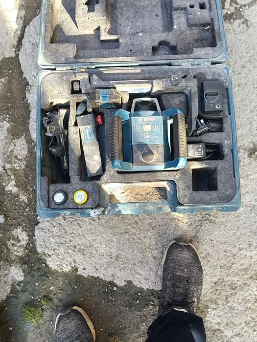 Nivela rotativa T300 (laser) cu trepied