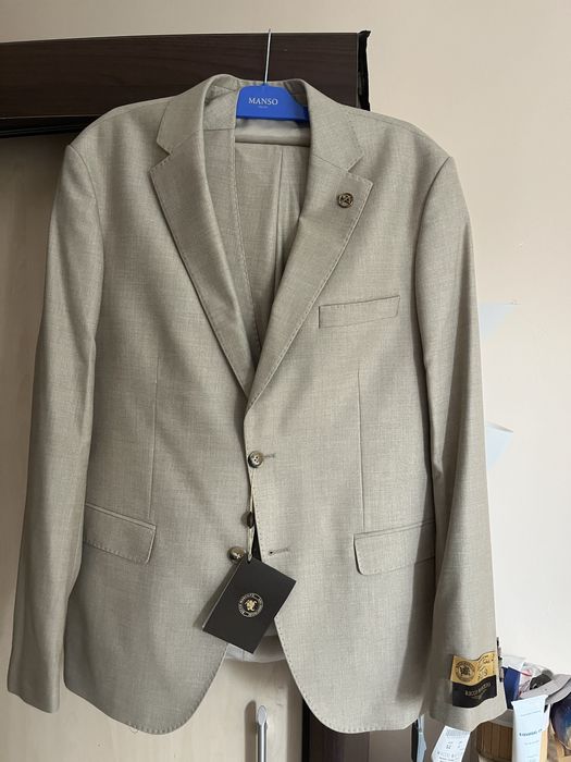 Costum barbatesc crem/nud marimea 52 nou