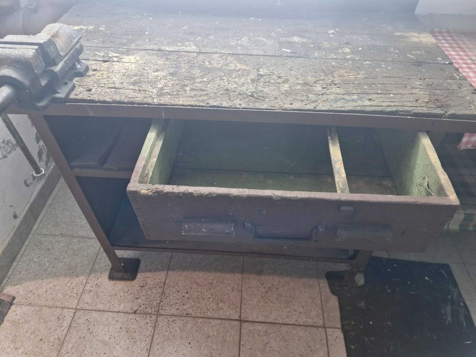 Banc de lucru cu menghina de vanzare