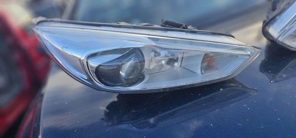 Far xenon adaptiv Ford Focus 3 cu Daylight