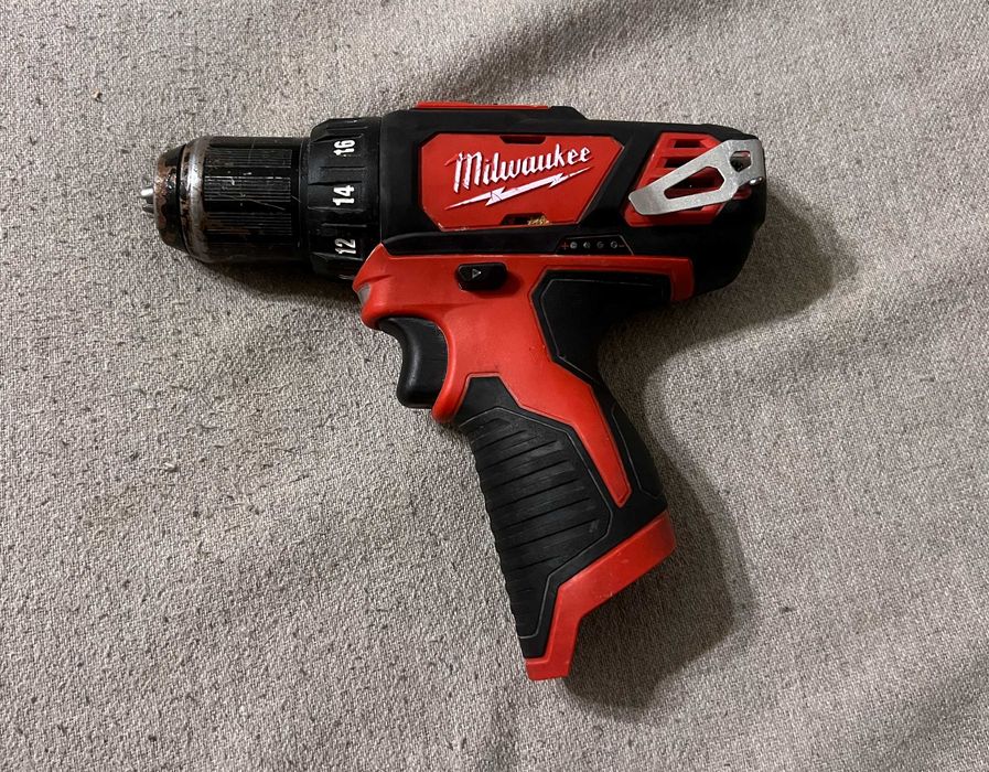Masina de gaurit si insurubat  Milwaukee M12 BDD pe 12V 30 Nm - corp