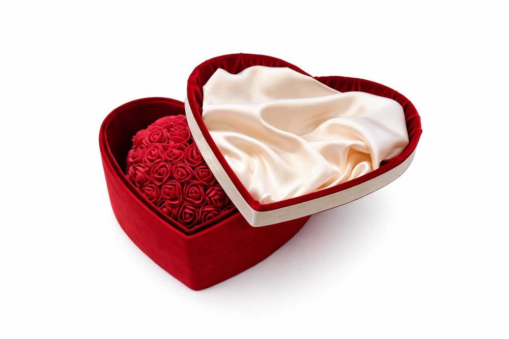 Уникален подарък за жена – кутия с рози сърце – готов подарък