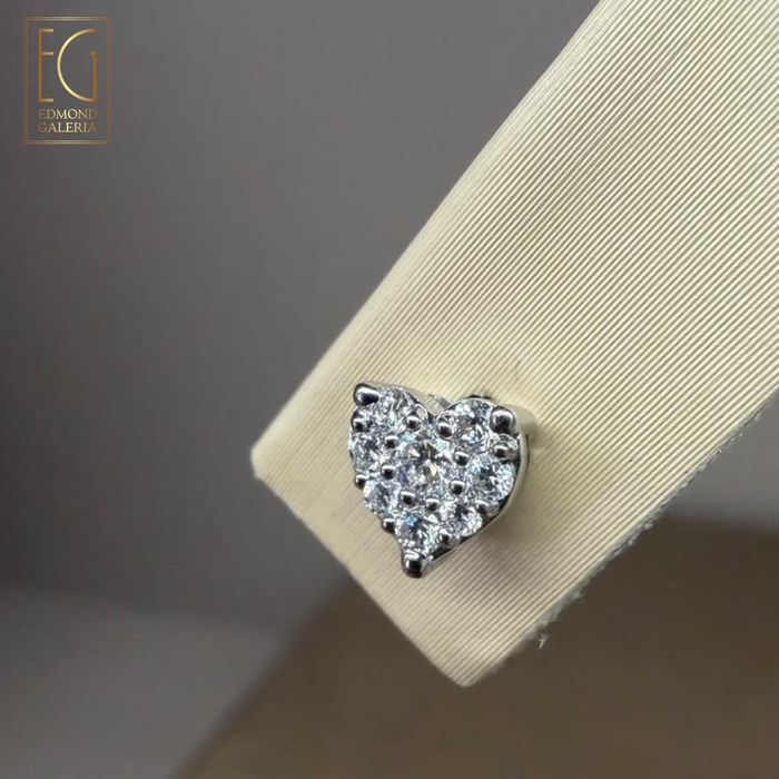 Pereche de cercei din aur alb, decorată cu diamante