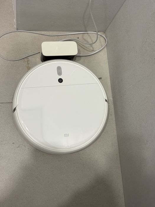 Робот пылесос работает