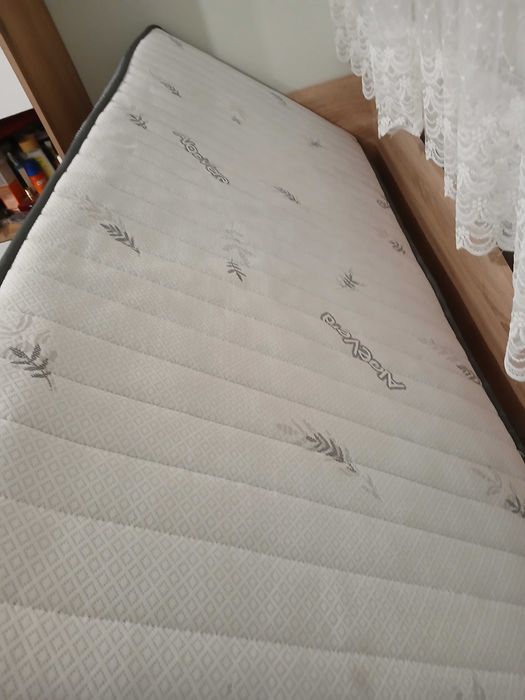 Продавам единично легло