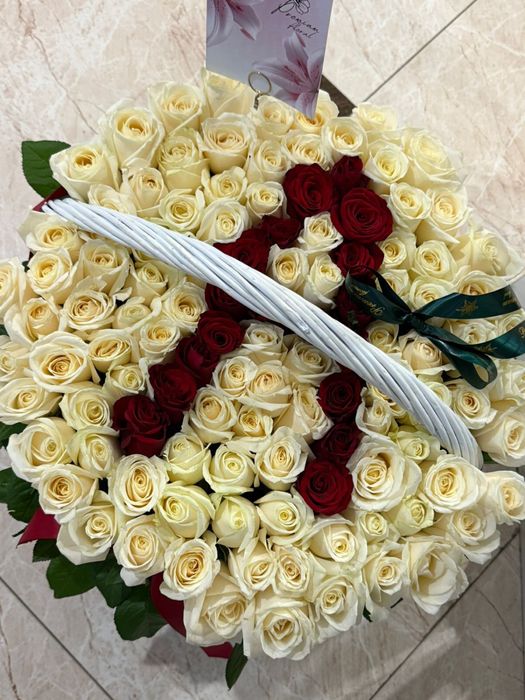 Цветы белые розы 101 роза с буквой А