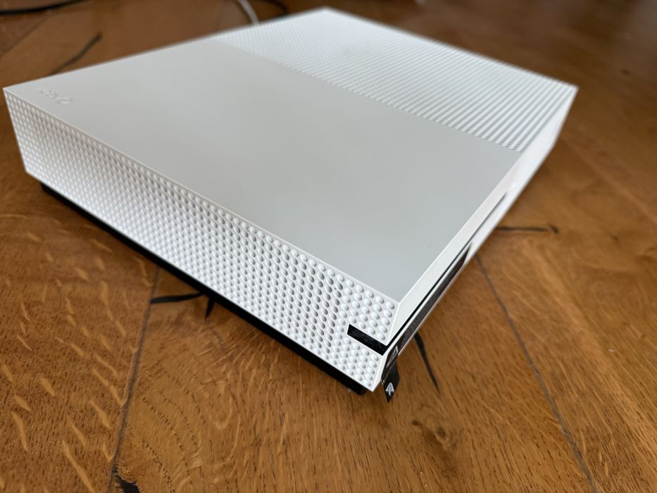 Xbox One S 1Gb SSD plus 7 jocuri