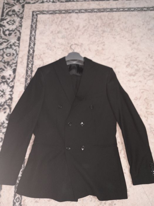 Продам 2 классических костюма 48 размер