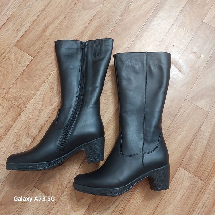 Продам женские зимние сапоги