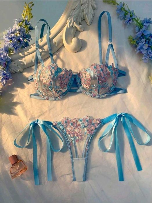 Дамски небесносин бродиран комплект бельо с връзки